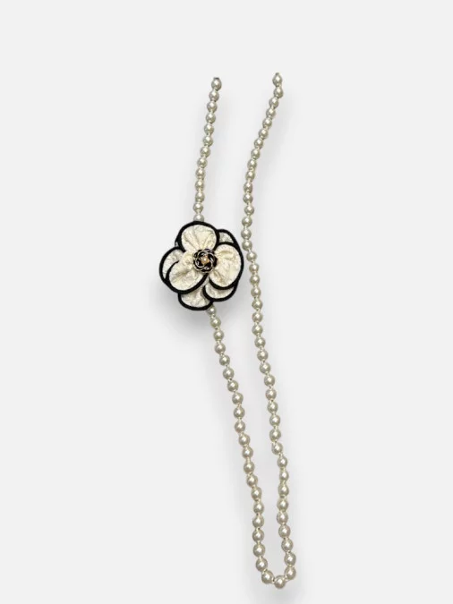 Collier Laura